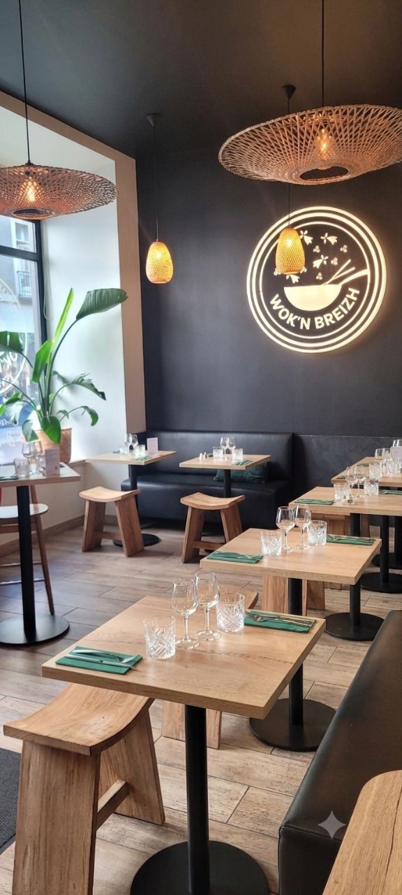 Wok’n Breizh dining room in Rennes — warm ink-and-gold atmosphere